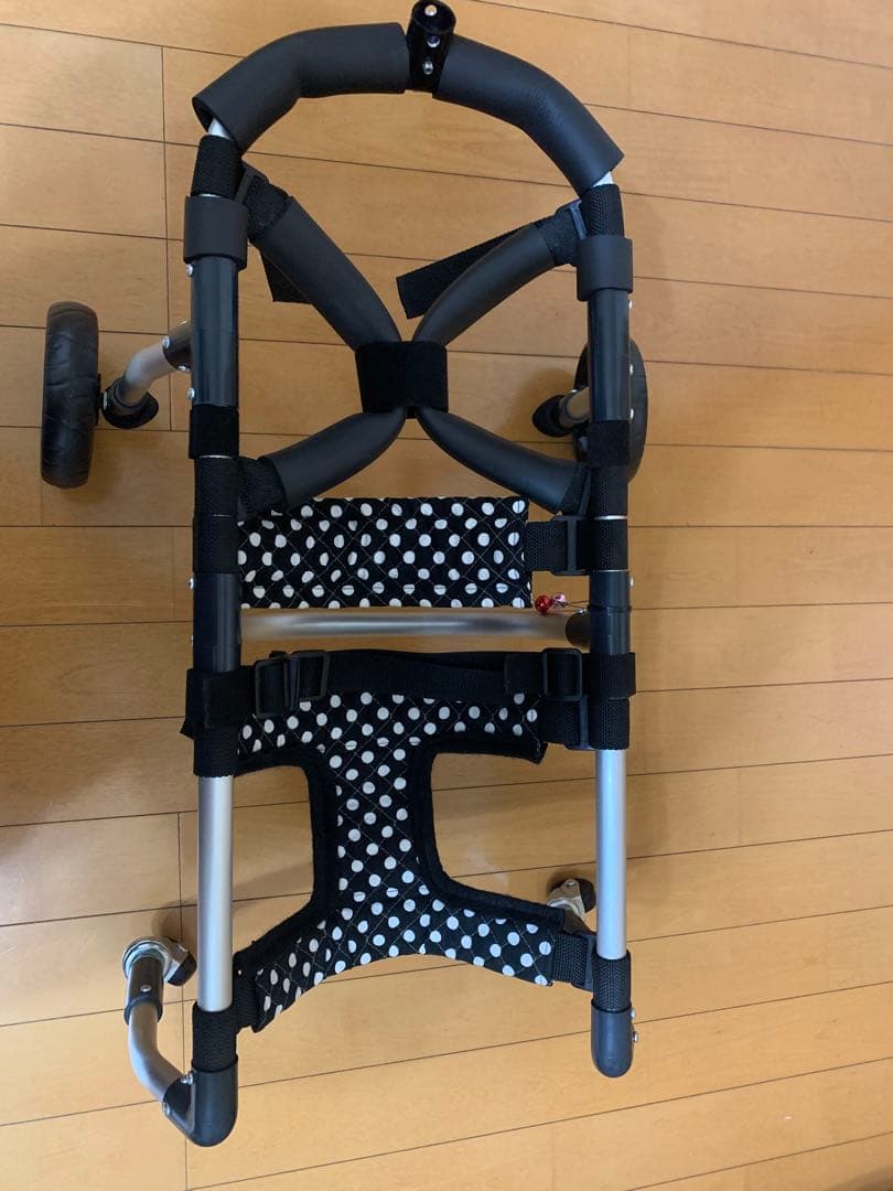 中型犬 4輪 犬用 車いす 歩行器 黒と白の水玉 手押し棒