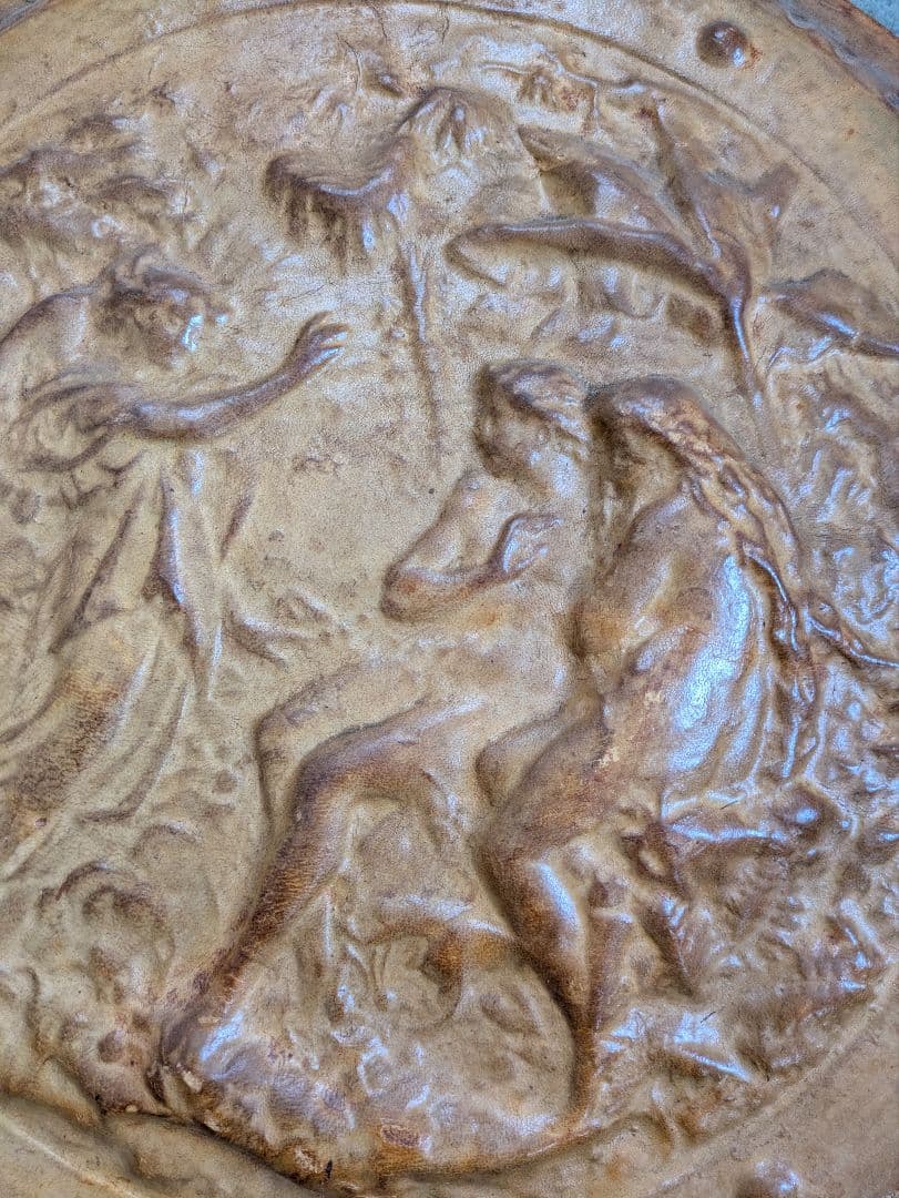 アンティーク 革のエンボス加工壁飾り