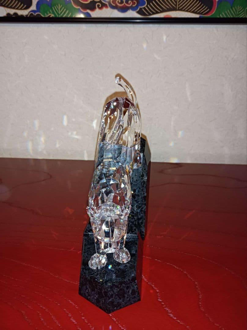 煌めくクリスタルと黒花崗岩のクールなコントラスト☆スワロフスキー