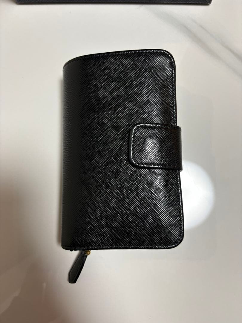 PRADA ブラック 二つ折り財布　値引き可能