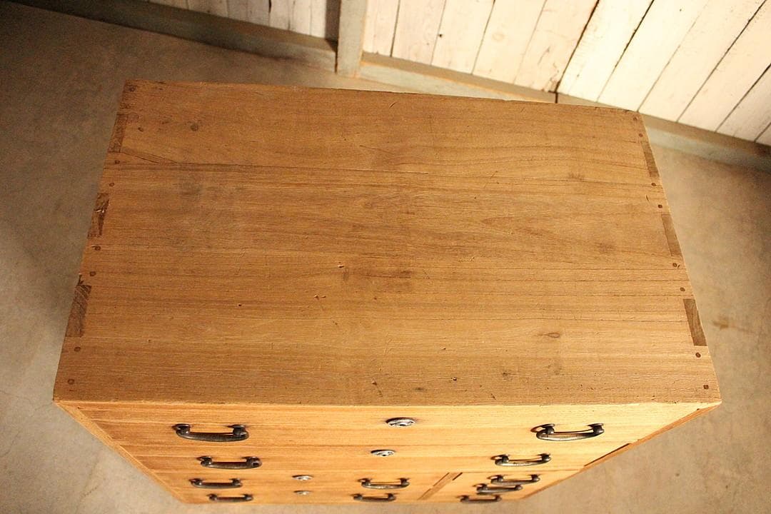 古い小ぶりな木製の引き出し7杯 タンス チェスト 古家具