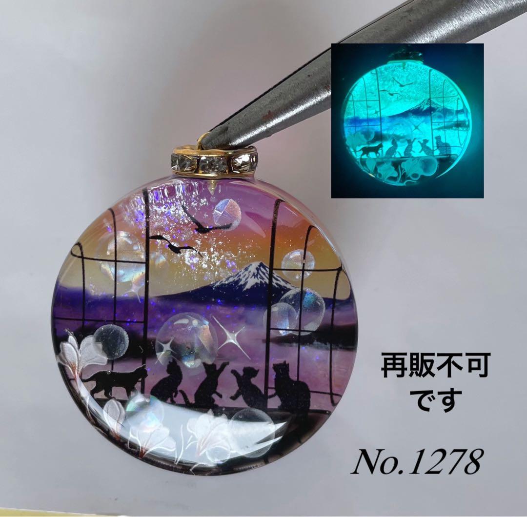 レジン/幻想のお城と親子鹿 蓄光 オルゴナイトネックレス 蓄光 イルカ