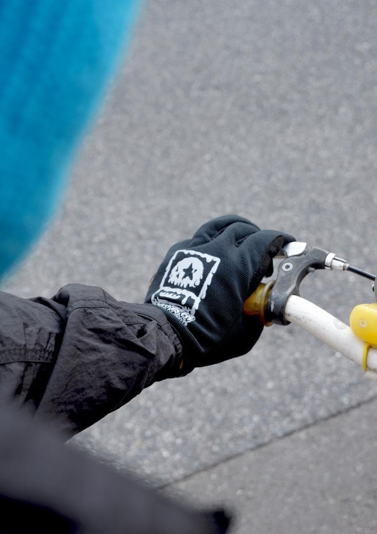 新品 サンタクルーズ x MxMxM スクリーミングハンドグローブ 黒青