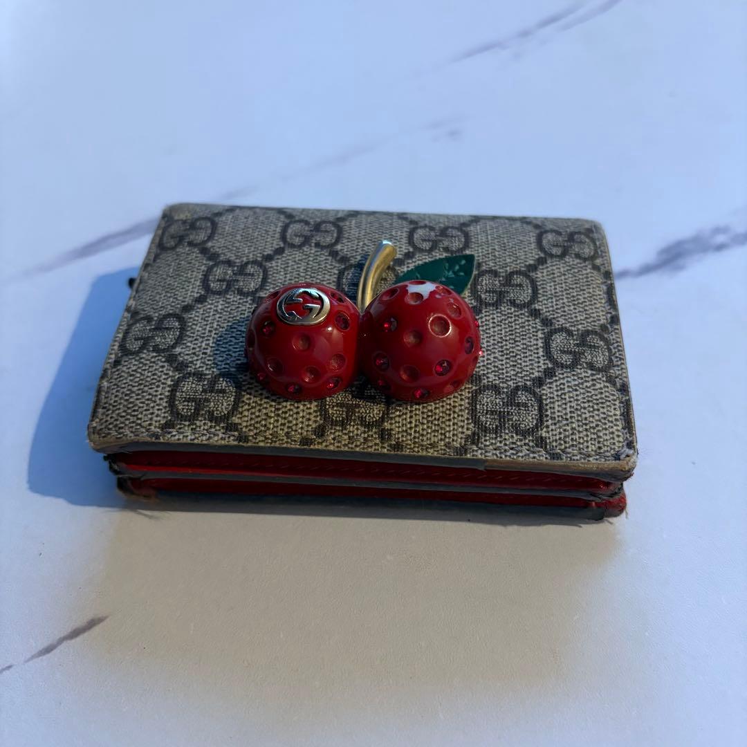 GUCCI チェリー装飾 二つ折り財布 - メルカリ