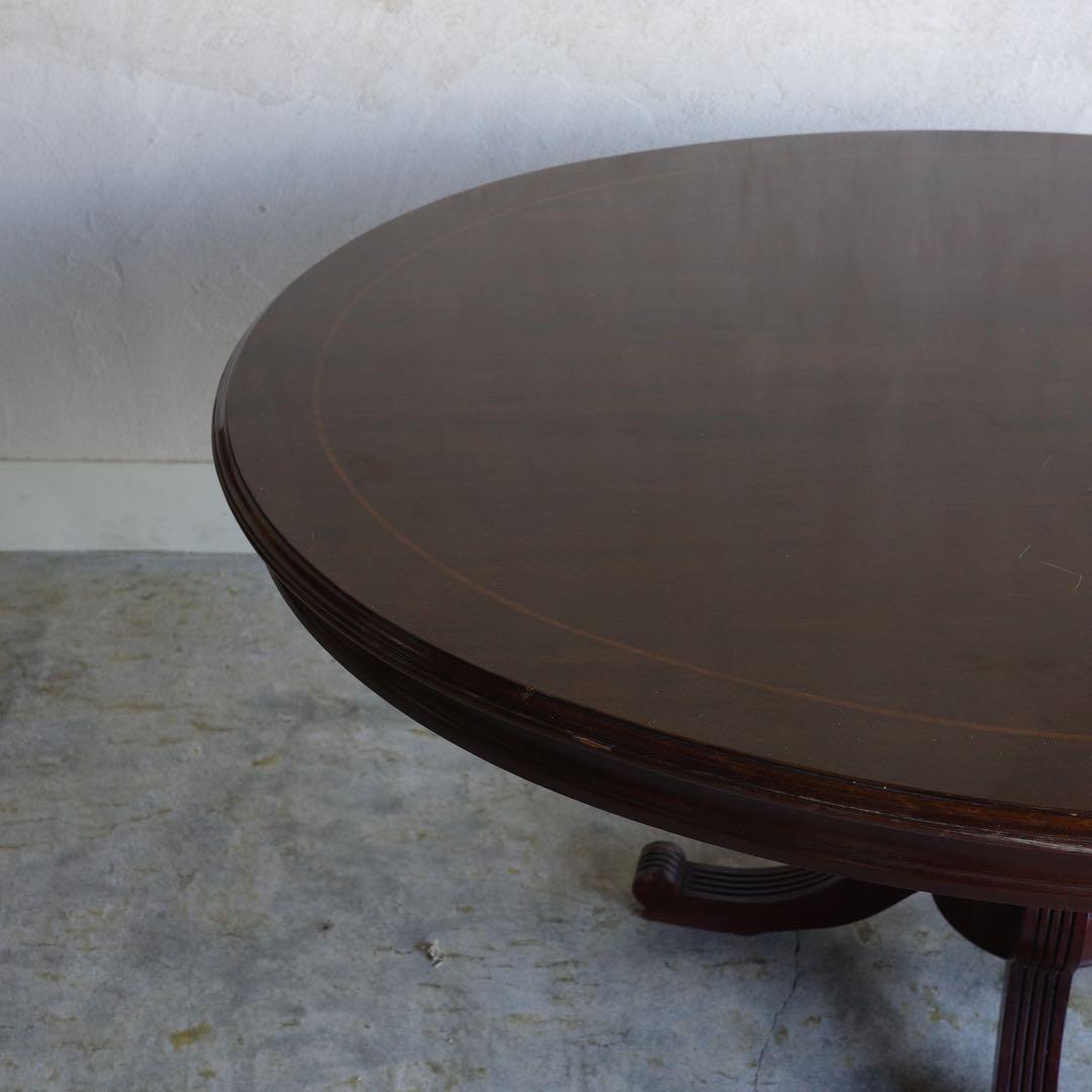 オーバルのテーブル　楕円形のテーブル