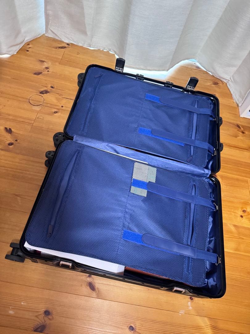 有名ブランドのコラボ品？】ブラック キャリーケース