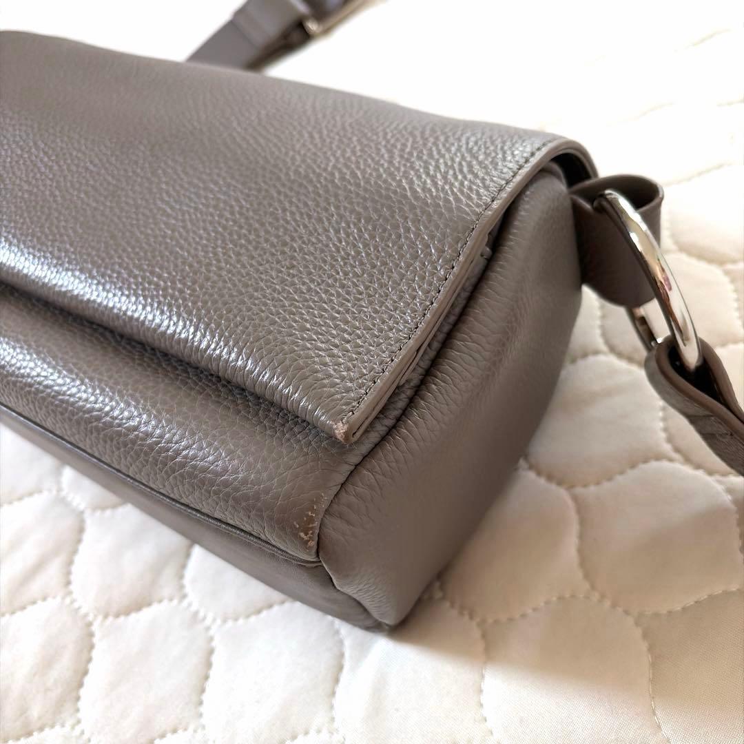 人気商品✴︎BEARDSLEY レザーボディバッグ　トープ　グレージュ