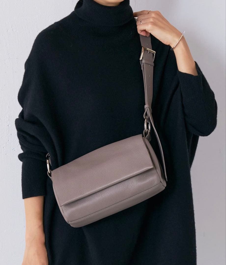 人気商品✴︎BEARDSLEY レザーボディバッグ　トープ　グレージュ