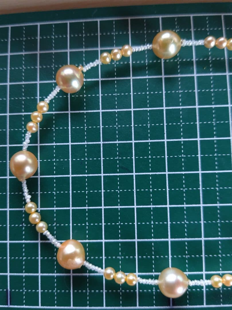 アコヤ真珠、あこやベビーパール ゴールド(染)と、あこや砂芥子パール