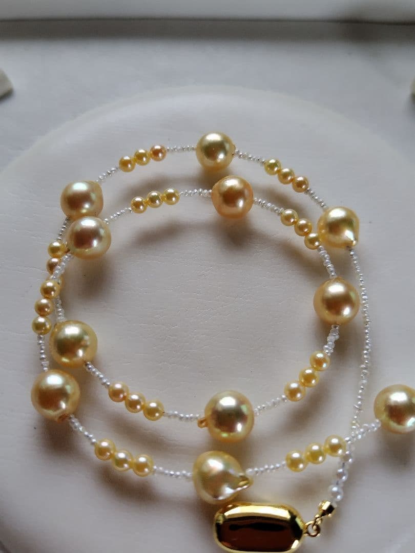 アコヤ真珠、あこやベビーパール ゴールド(染)と、あこや砂芥子パール