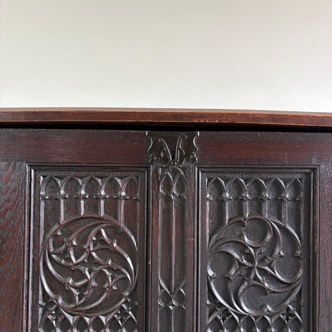 ゴシック様式 リネンフォールド ブランケットボックス