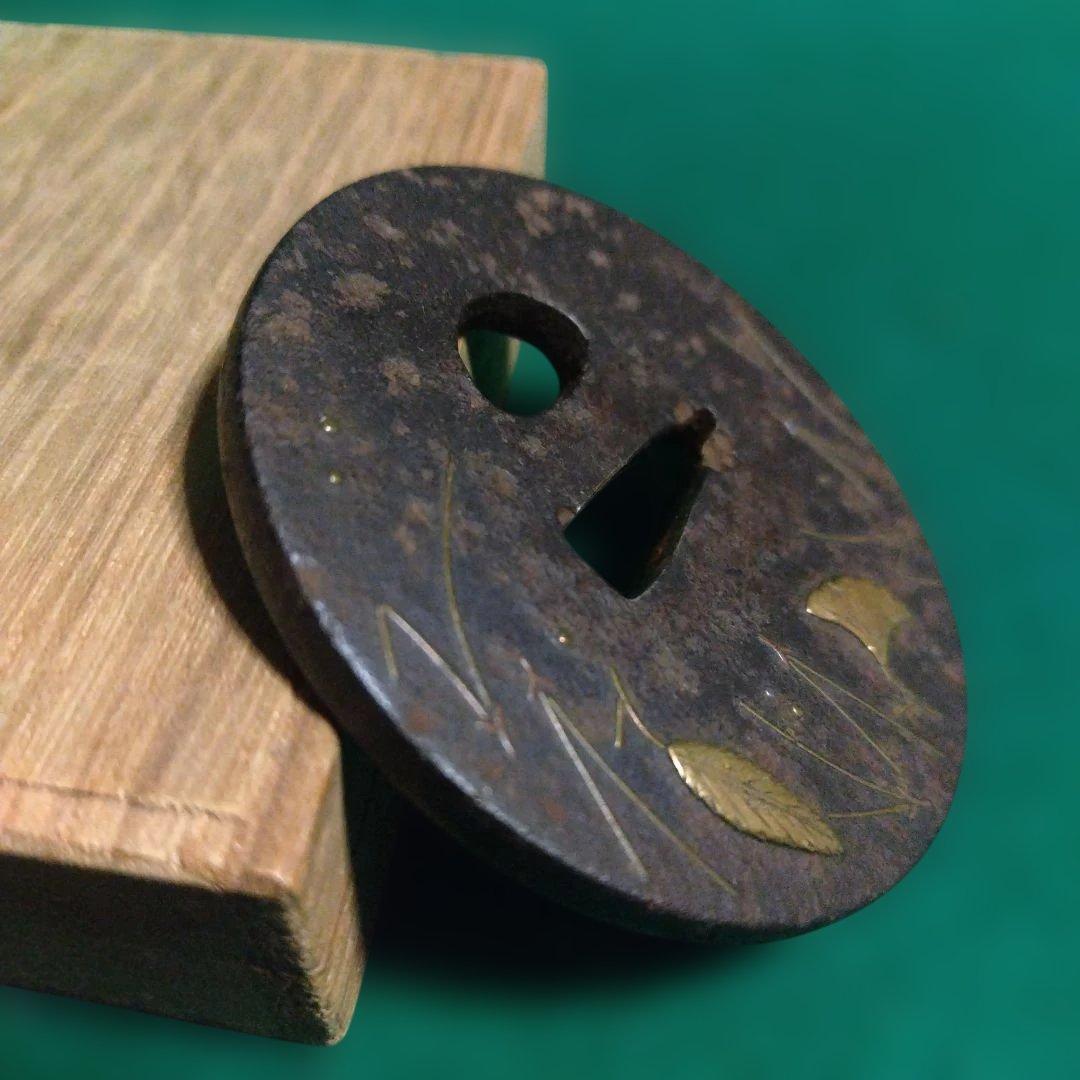 鉄製鍔 金の葉模様 象嵌