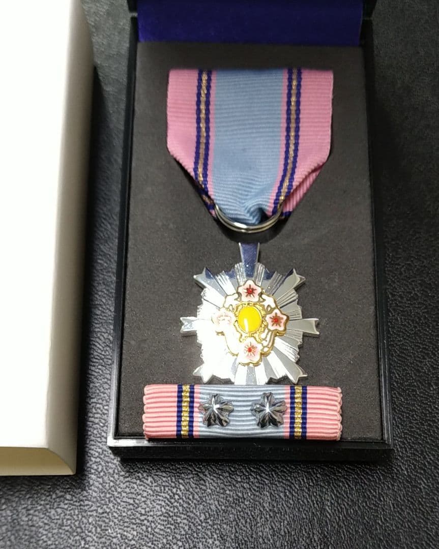 4級 防衛功労章 11号 綬付 Amazon.co.jp: 自衛隊 第5級 第4級防衛功労