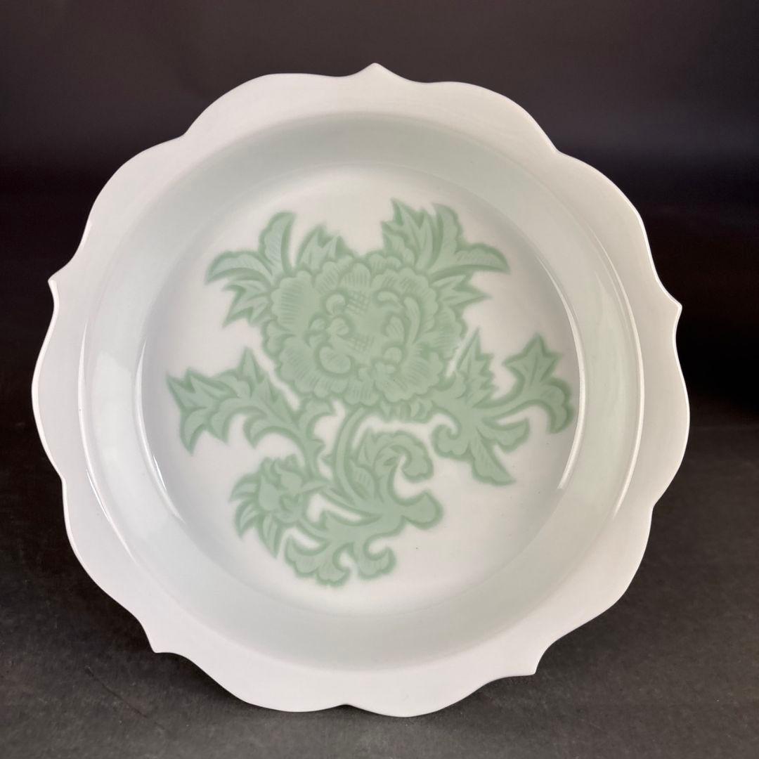 宇】2271 井上萬二作 青白磁彫文 皿 共箱 井上萬二