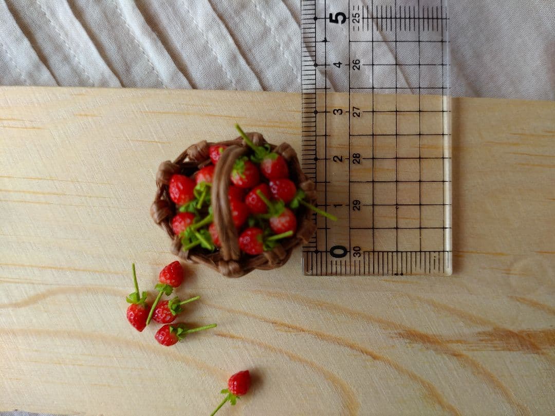 掌に乗る11粒の籠摘み苺