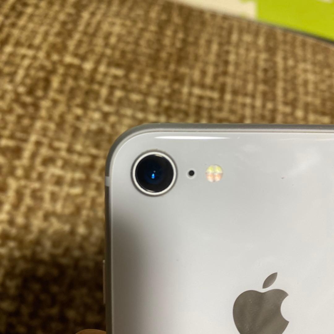 左　iPhone8 256GB 右 iPhone6 64GB 黒い丸あり