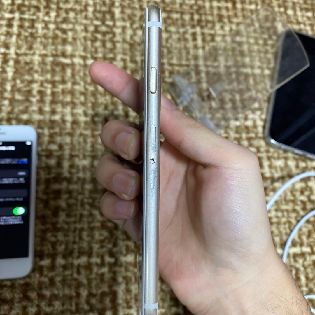 左　iPhone8 256GB 右 iPhone6 64GB 黒い丸あり