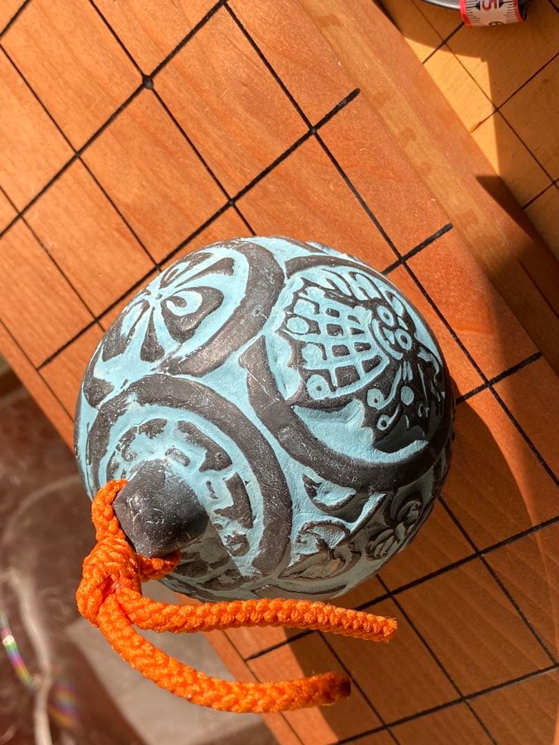 青と黒の彫刻模様の陶器球 土鈴 風鈴