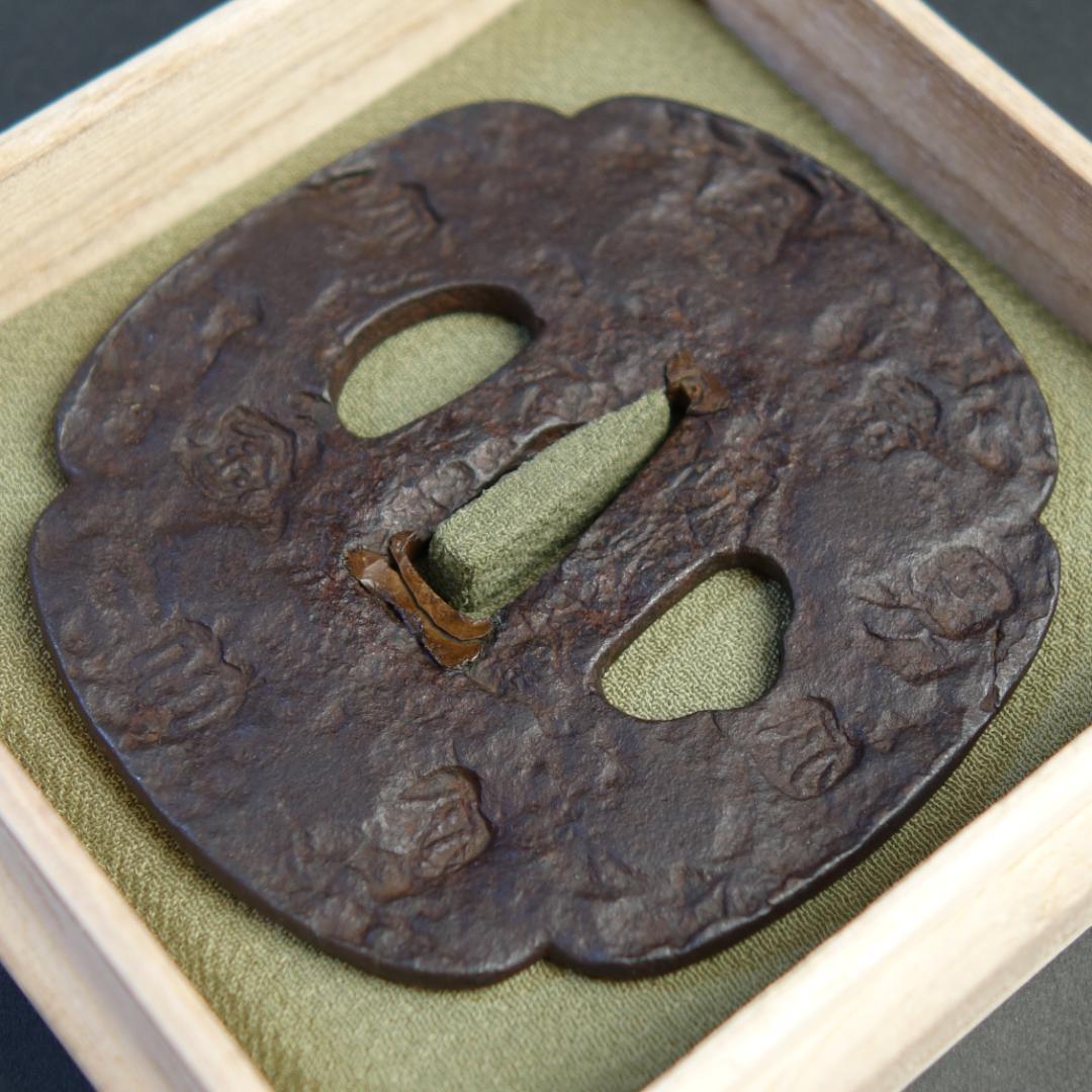 【刻印散図鐔 銘 山城国 天法】(鑑定書有) 鍔 鐔 刀装具 日本刀 武具 骨董