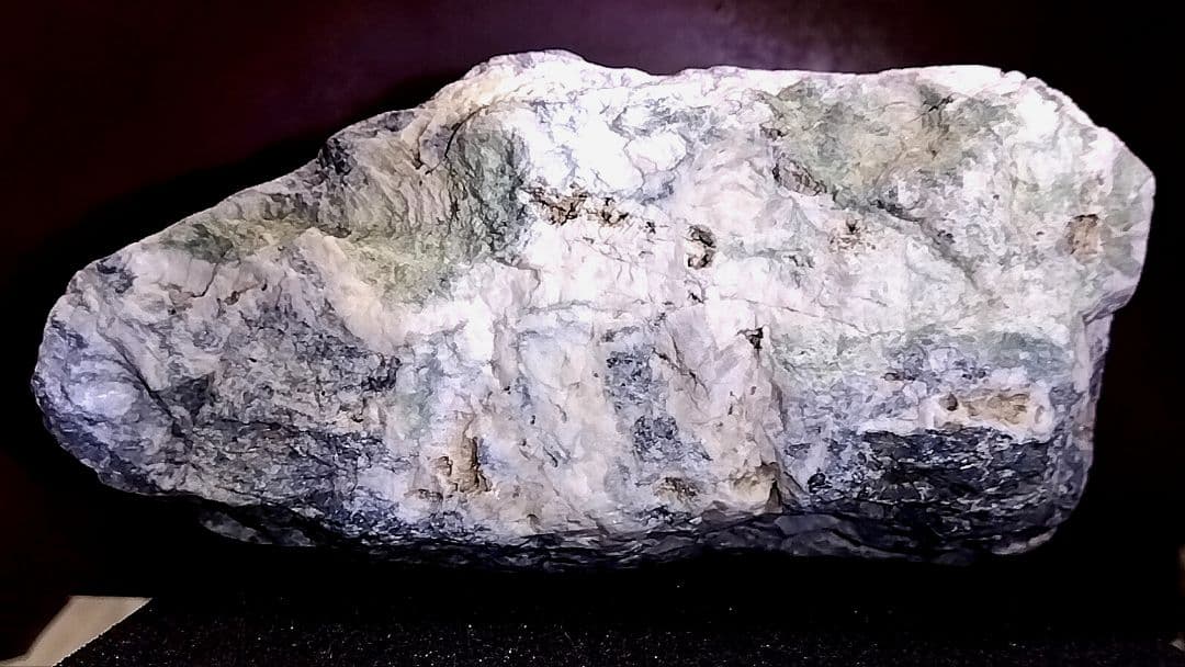 ☆翡翠原石☆糸魚川硬玉【小滝・転石・底カット226g】