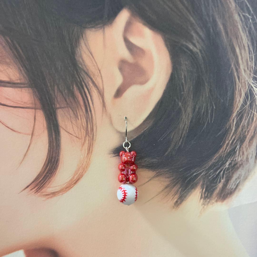 くまさんグミ野球ボールピアス レッド83 - メルカリ