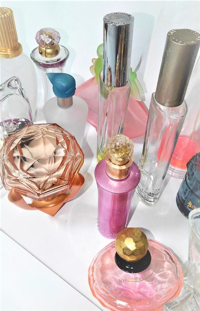 香水 空瓶 いろいろな香水のボトルのみ コレクションにいかが？ 送料