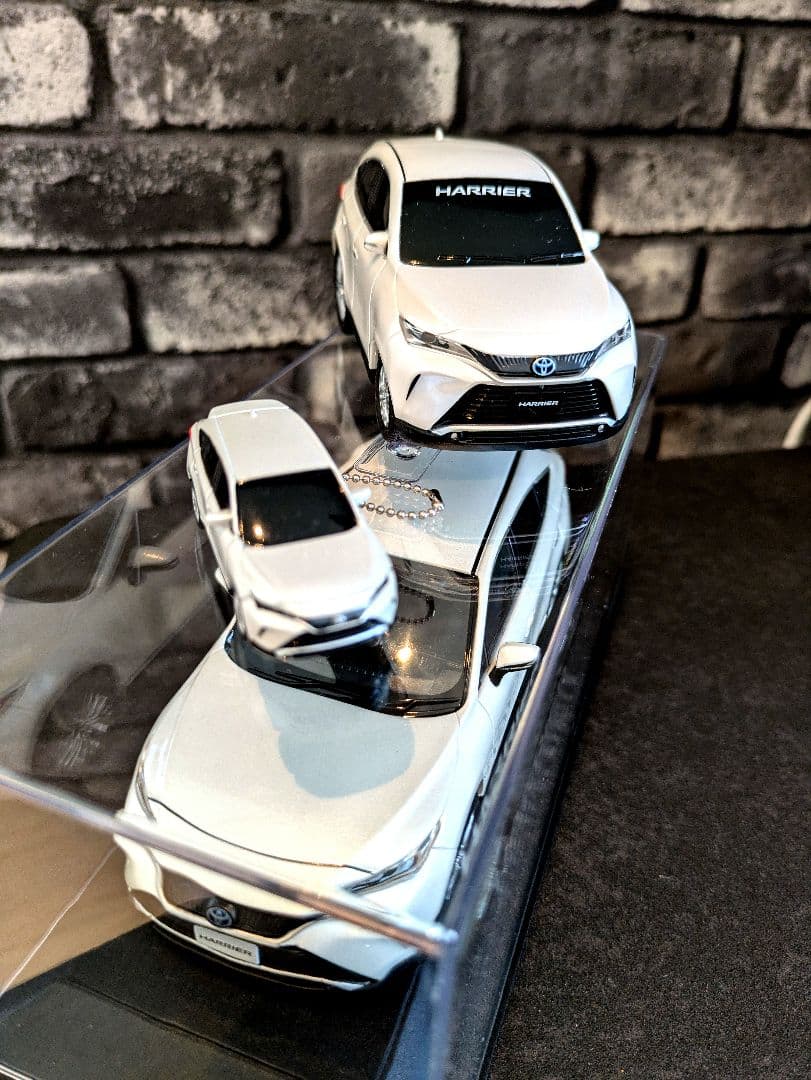 トヨタ　新型 ハリアー 模型 3点セット 白 　キーホルダー　ミニカー