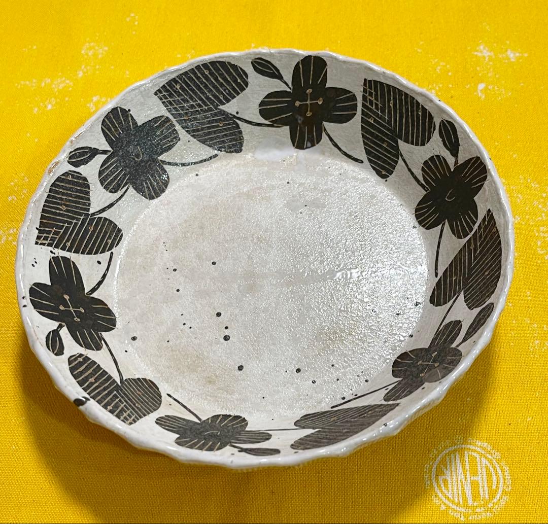 未使用品 陶芸家 鹿児島睦 モノトーン 黒の花図案のプレート 美術品