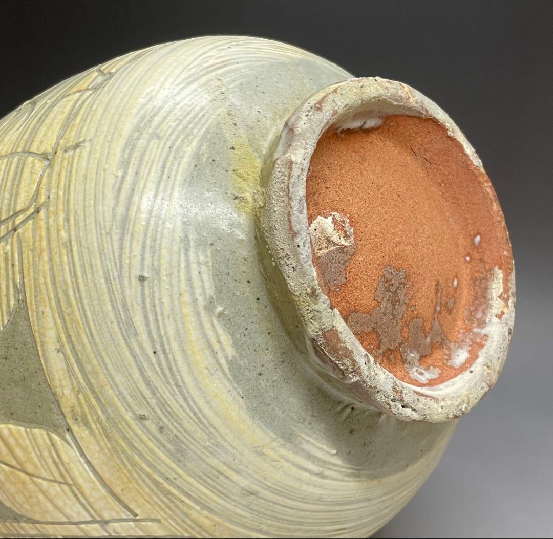 李朝　粉青沙器　扁壺　牡丹文　y023