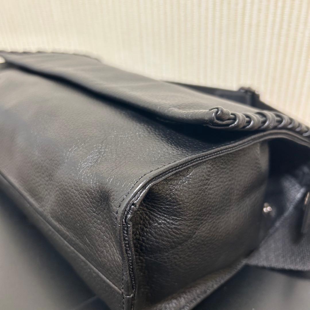 イアパピヨネ　ワイドテープショルダーバッグ　黒 編み込みデザイン