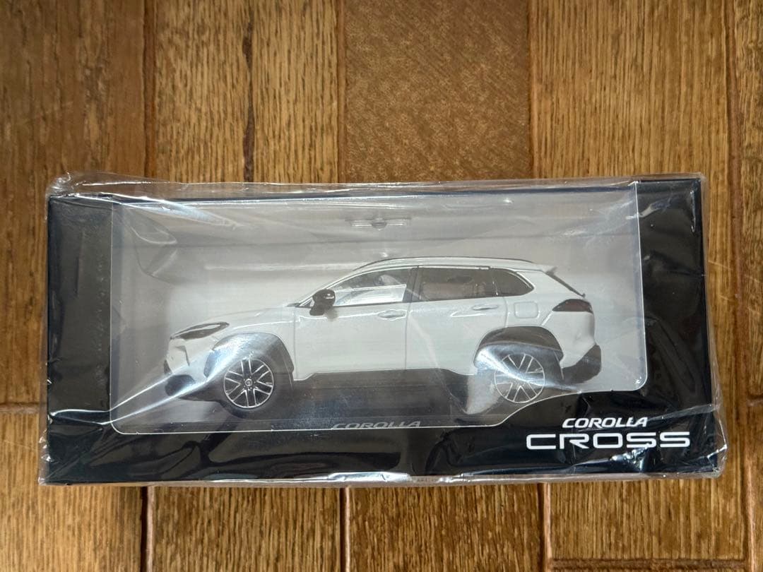 新型COROLLA CROSS ホワイトパールマイカ 1/30 カラーサンプル