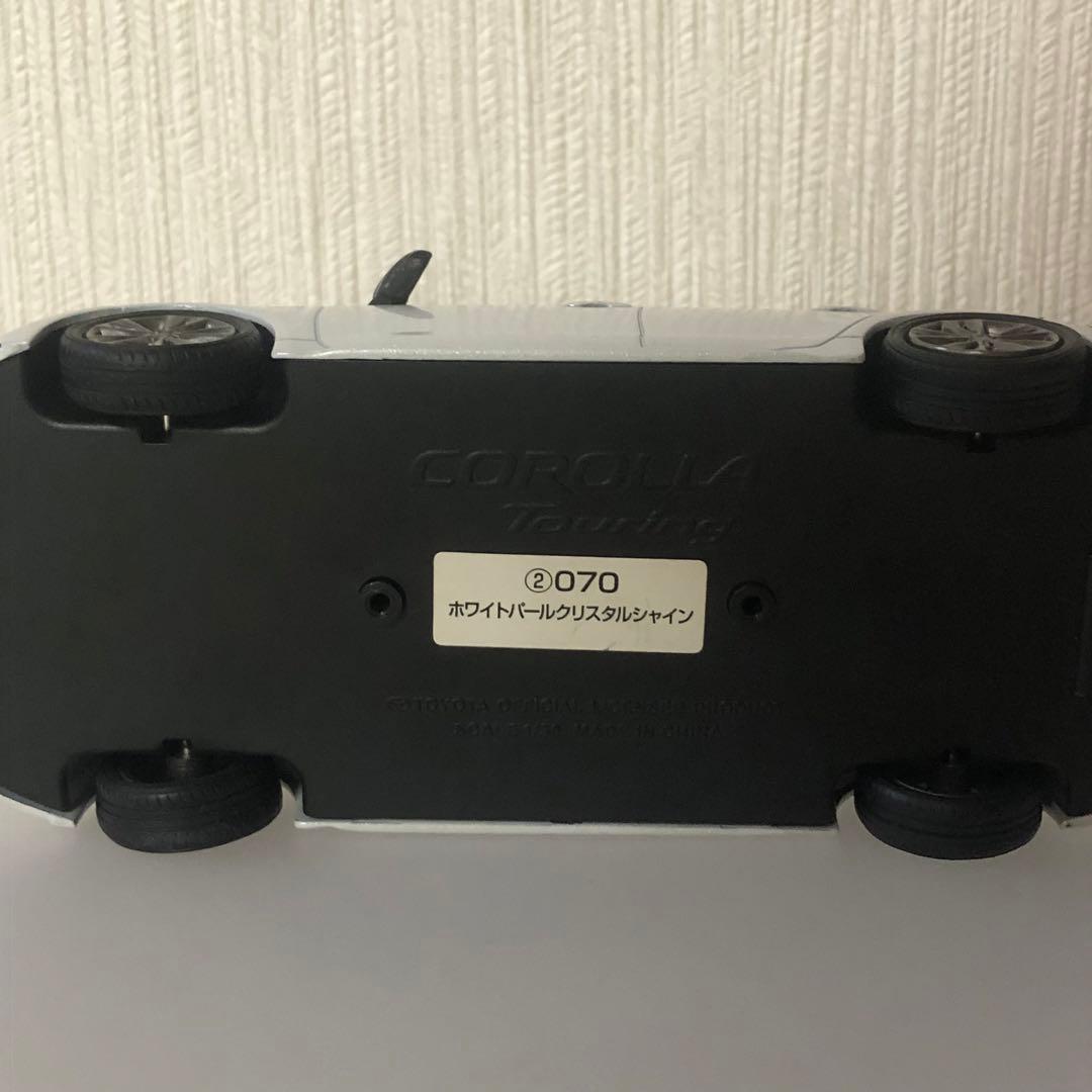 トヨタ カローラ　COROLLA Touring ホワイトパール　カラーサンプル