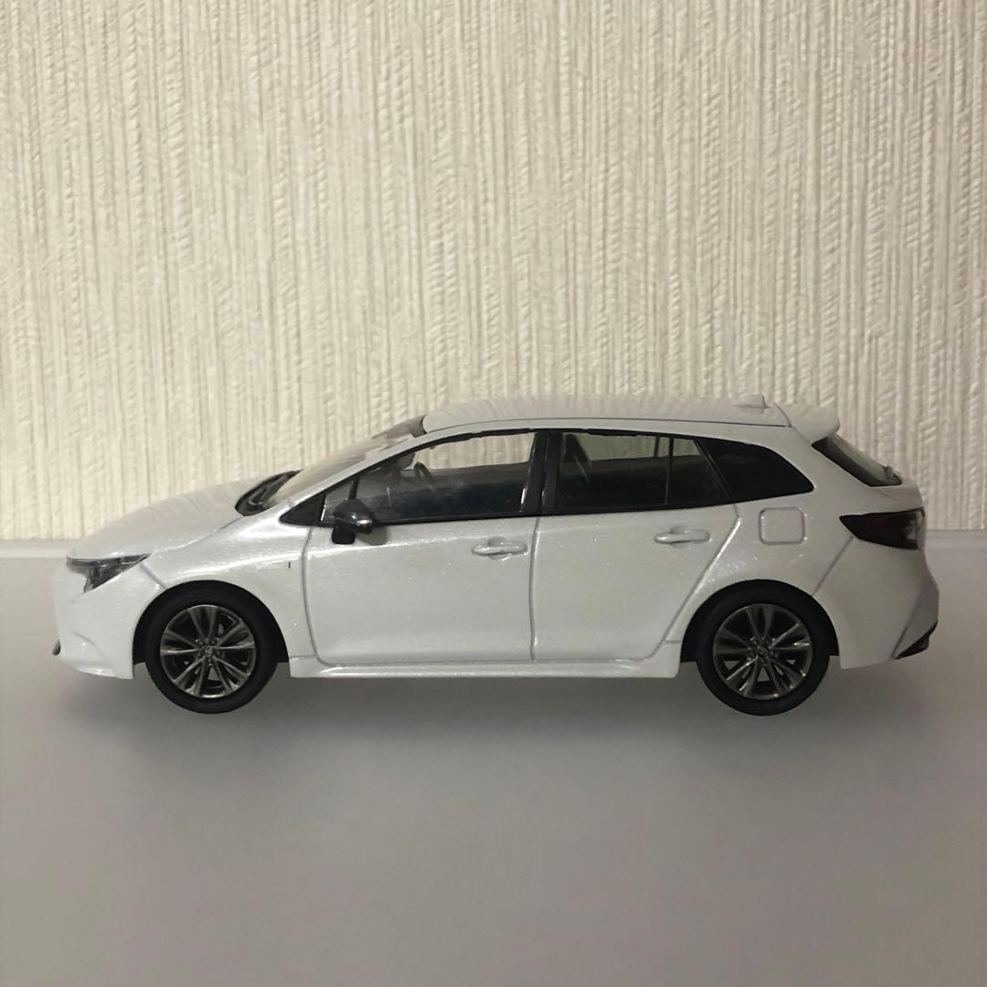 トヨタ カローラ　COROLLA Touring ホワイトパール　カラーサンプル