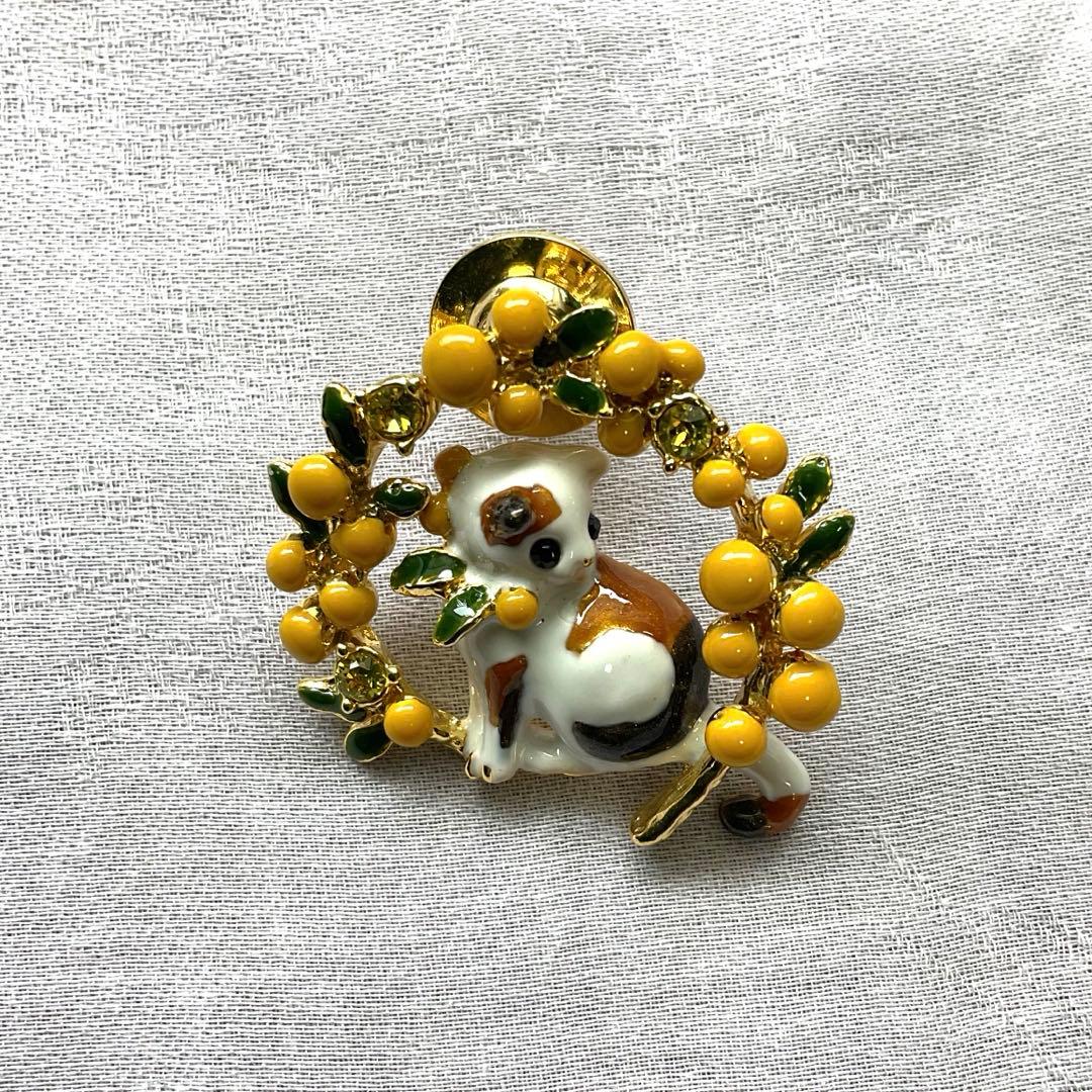 ヴァンドームブティック】ミモザに囲まれた猫ねこのピンバッジ新品未