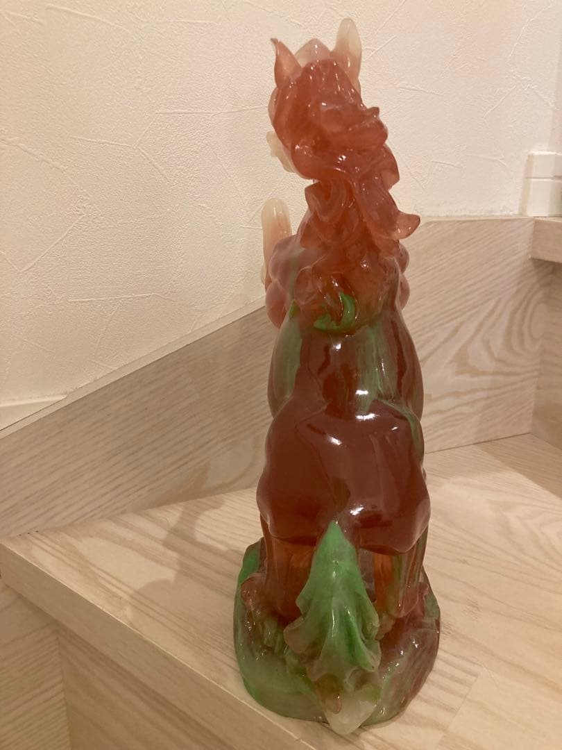 希少 馬の彫刻 赤と緑のグラデーション