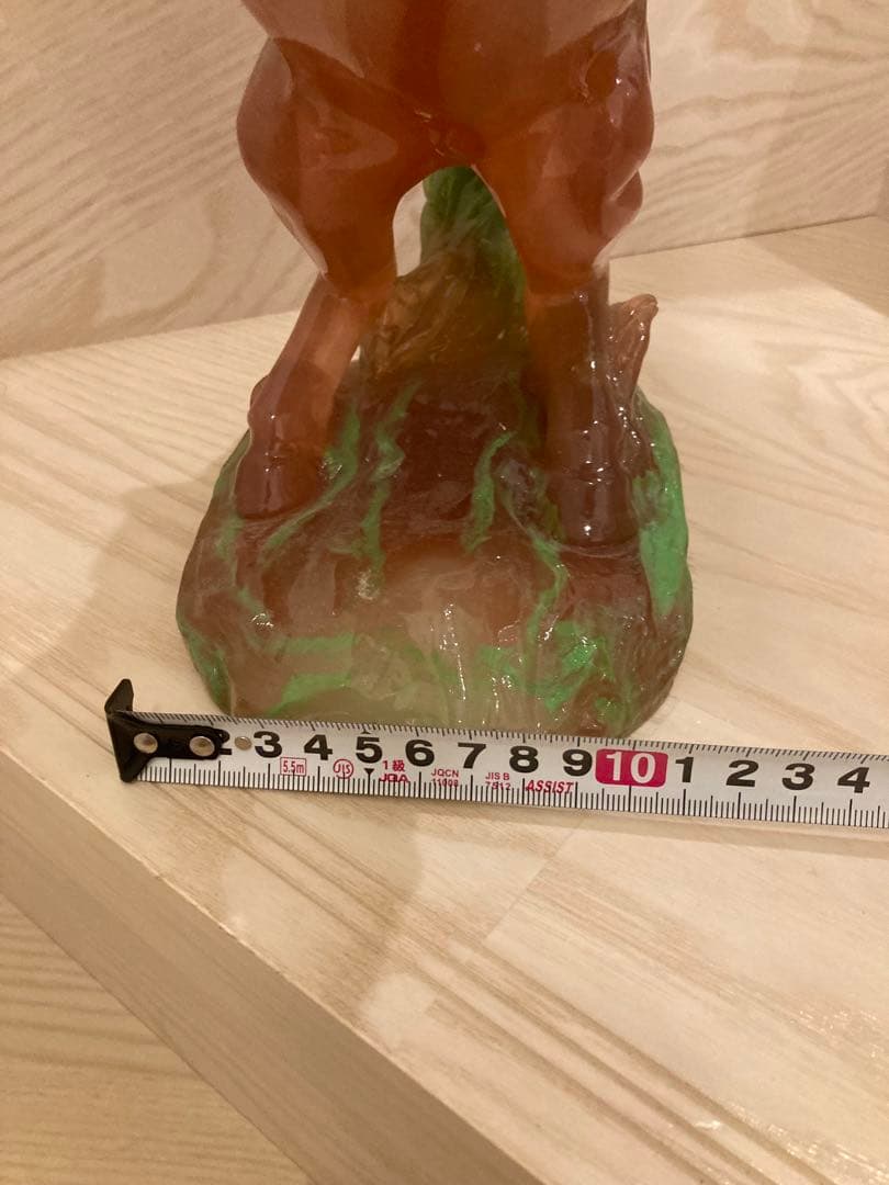 希少 馬の彫刻 赤と緑のグラデーション