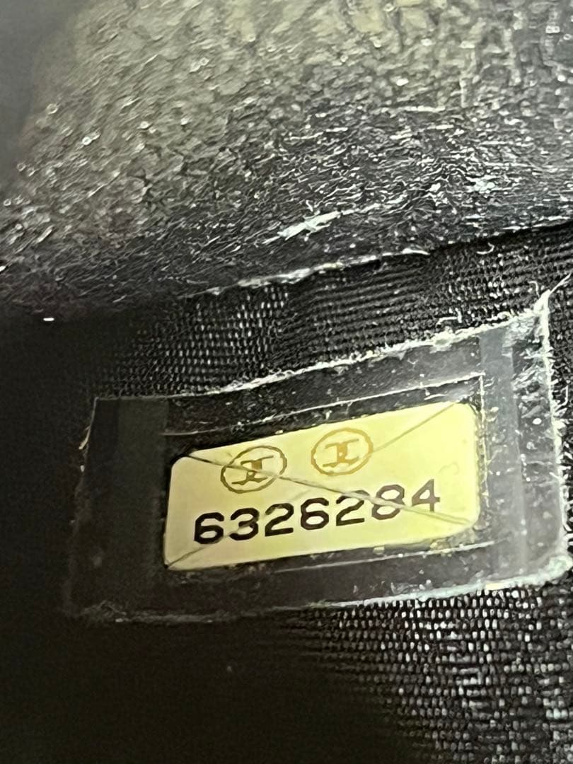 入手困難 CHANEL キャビアスキン ココマーク 二つ折り財布 ブラック