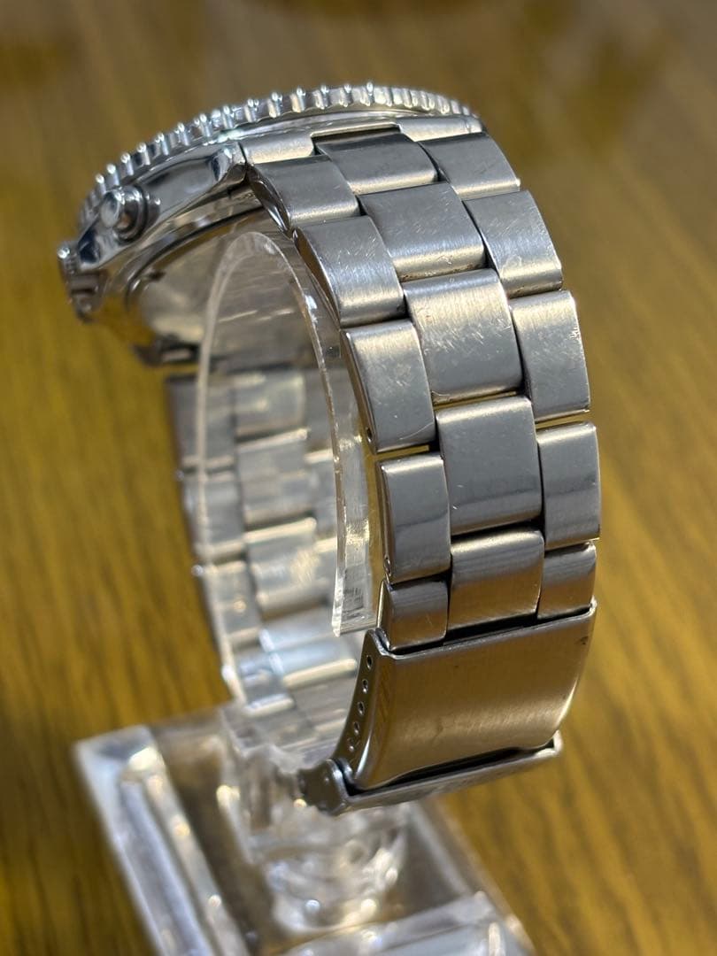 青い文字盤とクロノグラフ機能を備えたSEIKOの100M防水時計。