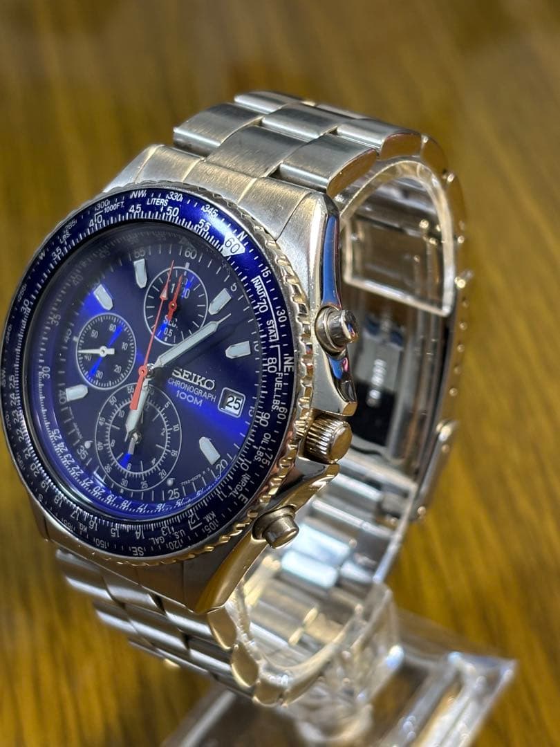 青い文字盤とクロノグラフ機能を備えたSEIKOの100M防水時計。