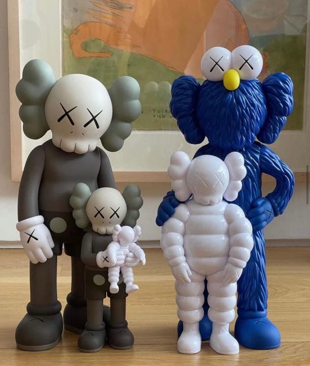 KAWS FAMILY BROWN/BLUE/WHITE とBLACK 2セット