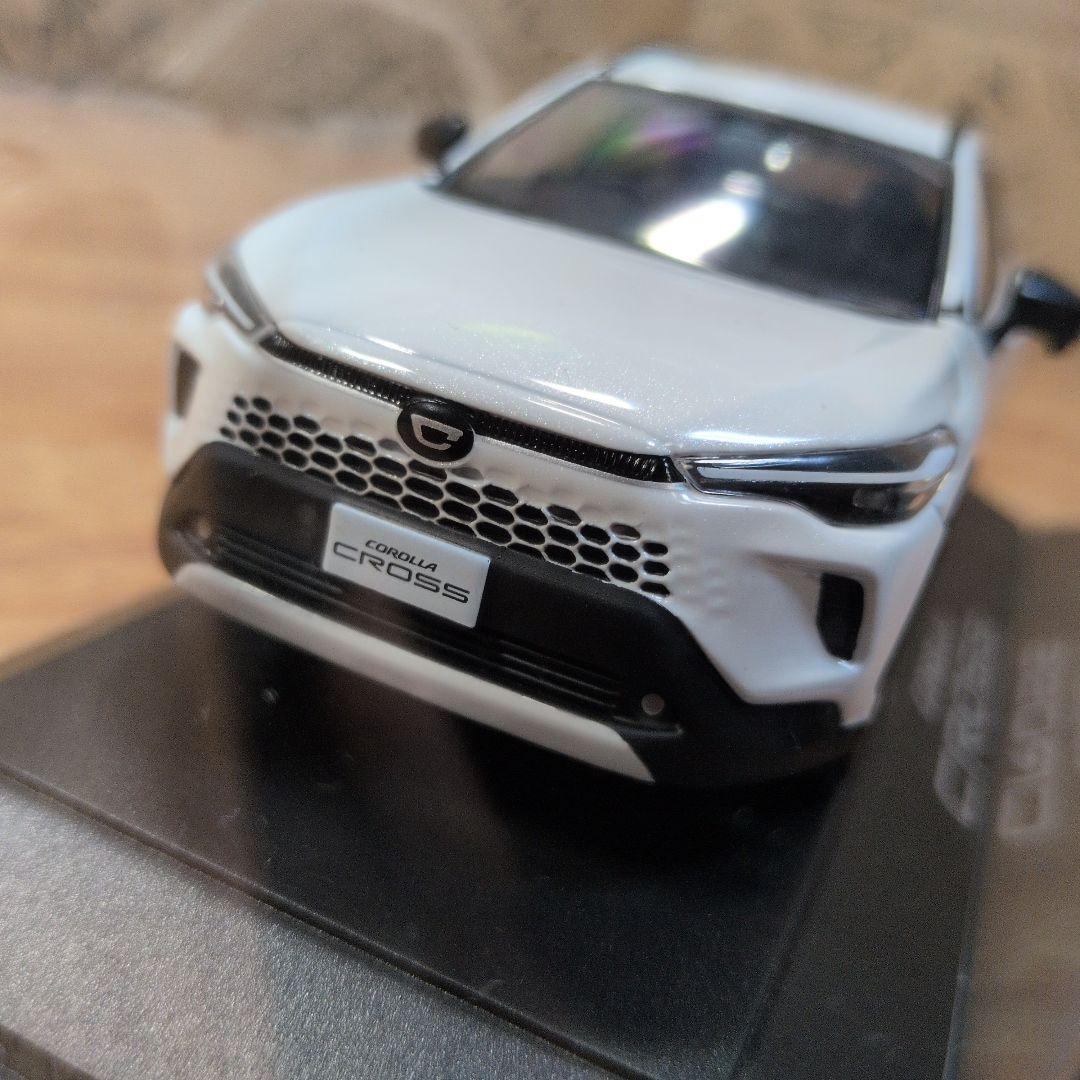 カローラクロス 後期 カラーサンプル プラチナホワイトパール 1/30