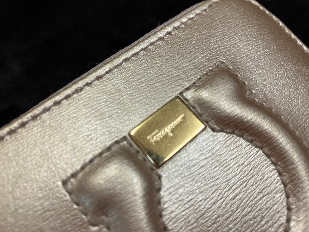 フェラガモ 二つ折り財布 ガンチーニ ラウンドジップ /ゴールド