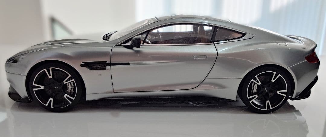 アストンマーチン ヴァンキッシュS 1/18