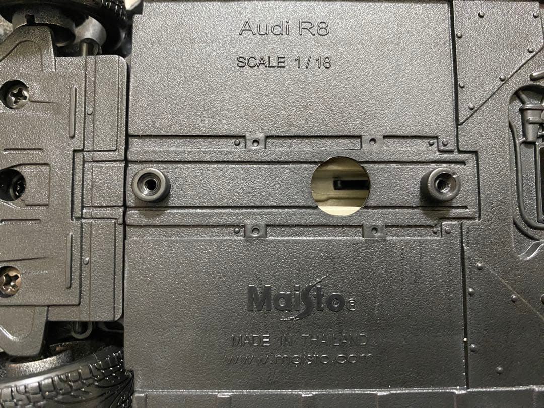 ミニカー Maisto Audi R8 1/18