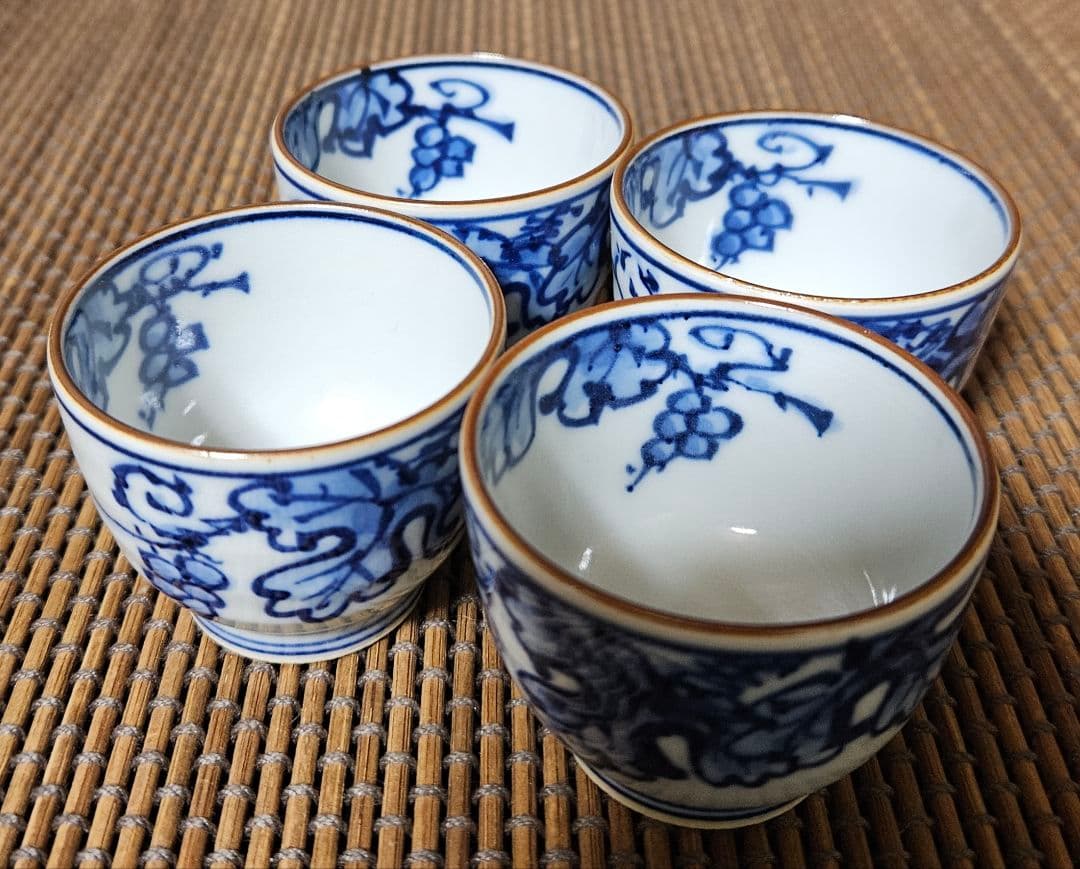 煎茶碗】陵泉造　染付　葡萄文様　煎茶碗　酒杯　ぐい呑　盃　4客　煎茶道具　酒器