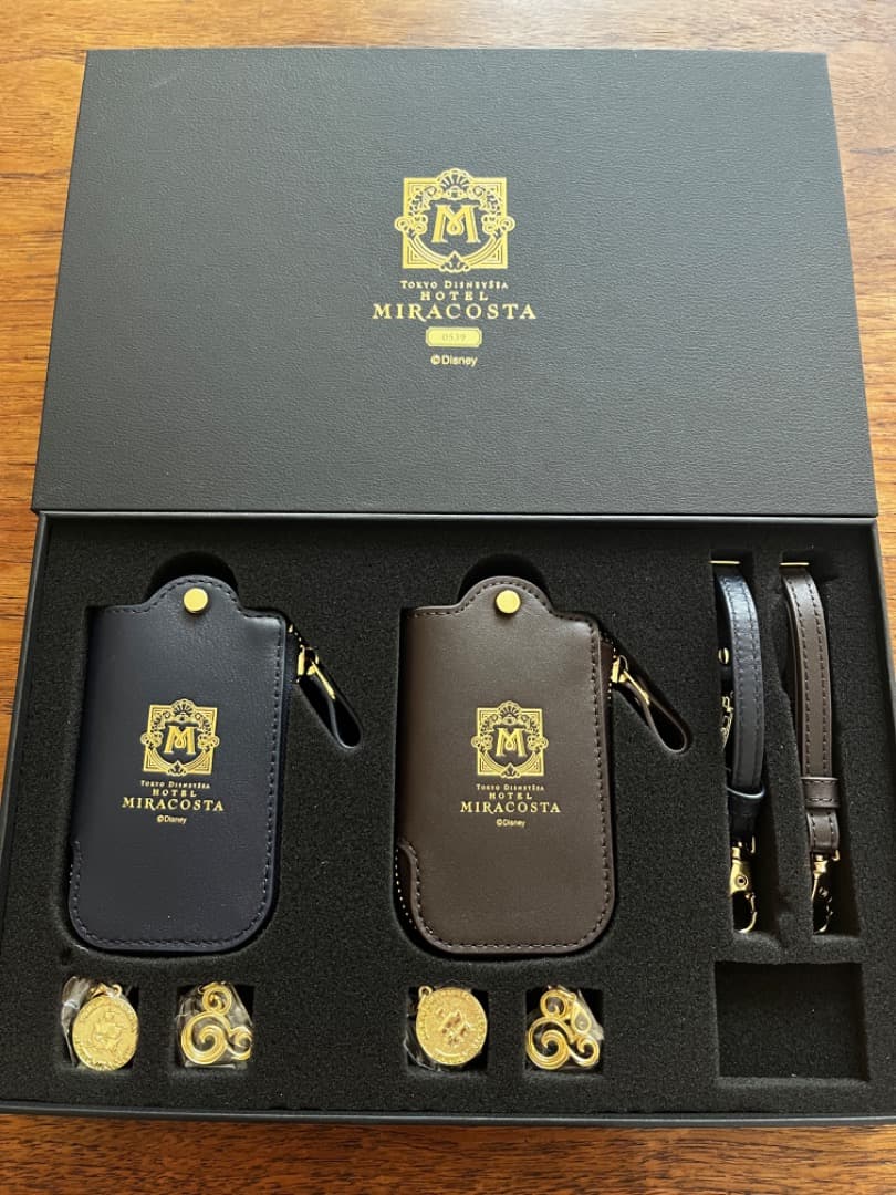 ホテルミラコスタ スイートルーム 記念品 本革キーケース Amazon.co.jp