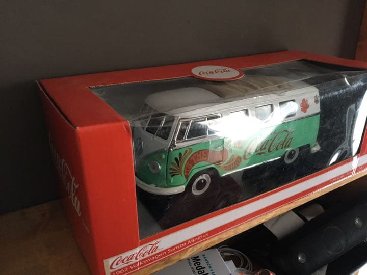 全世界3000台のみ　フォルクスワーゲン サンバ ミニバス(1/18スケール)