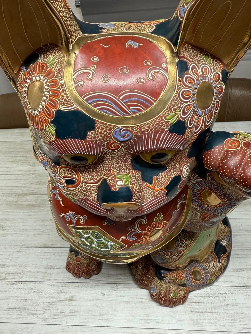 色彩豊かな陶器製招き猫 九谷焼