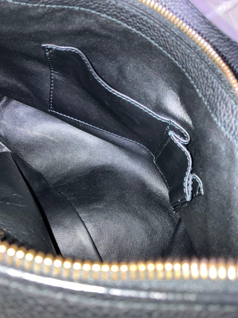 フェラガモ　レザー ブラック ショルダーバッグ