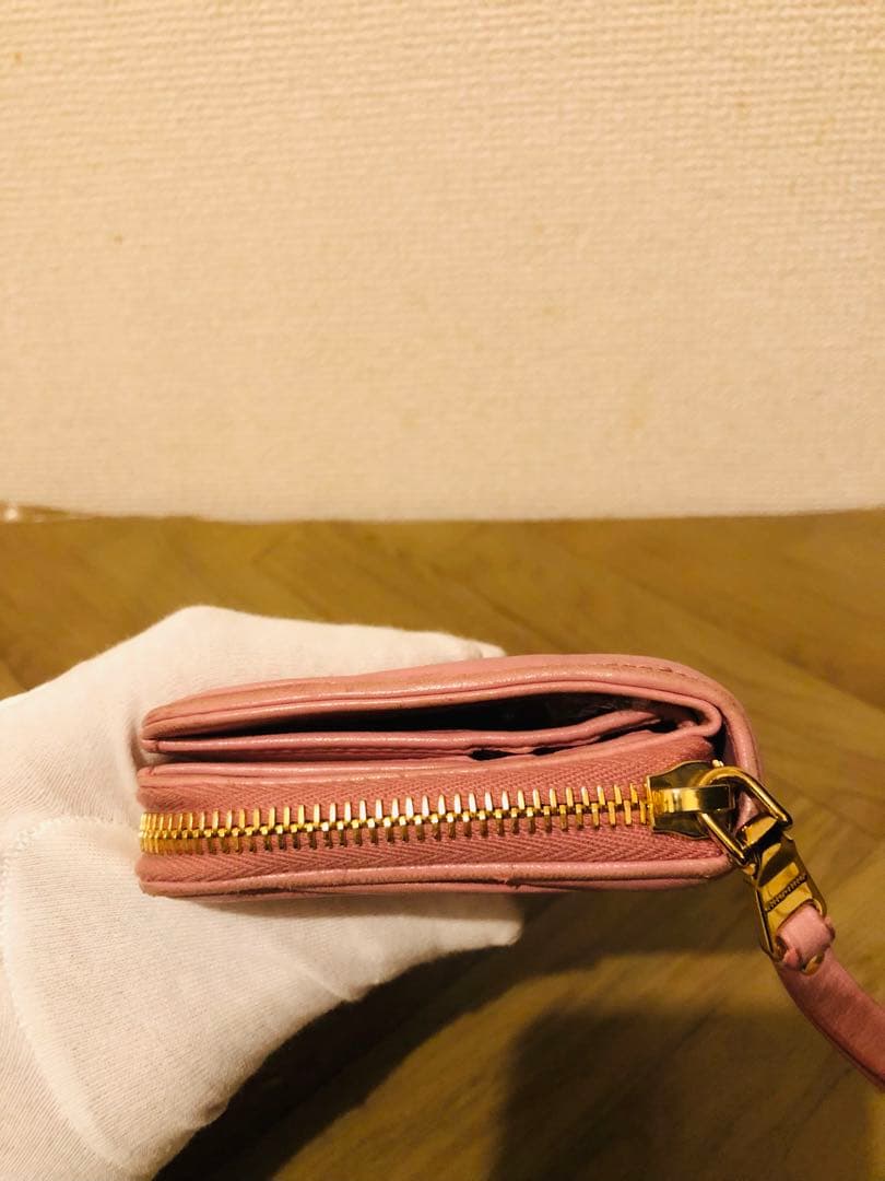 MIU MIU ピンクレザー 二つ折り財布